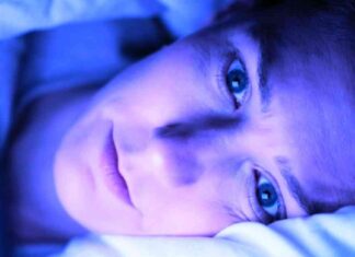 How Blue Light from Phone Affects Skin and Tips for Protection news-29072024-004602